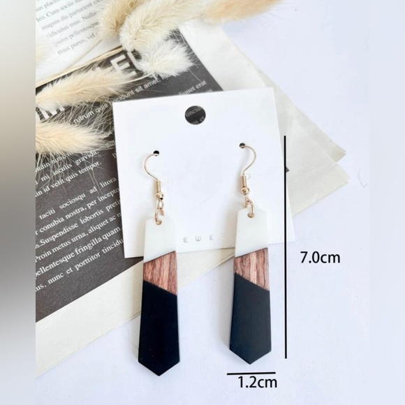 ✨Geometric Drop Earrings (Boutique) - Picture 8 of 9